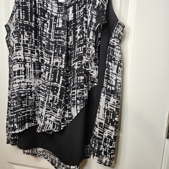 TORRID Black White Pink Asymmetrical Sleeveless Overlay Geometric Tank Top 2X - Picture 2 of 11